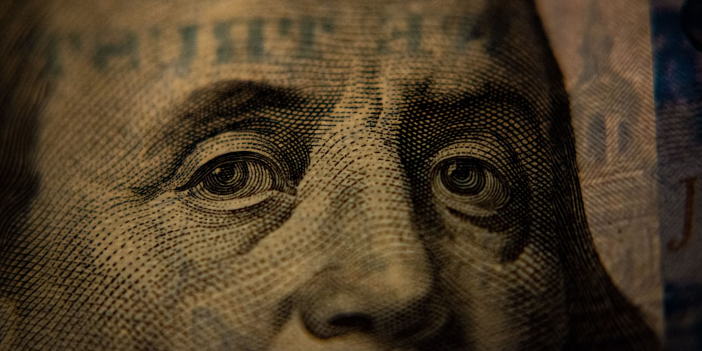 Rappresentazione visiva dell'articolo: Il dollaro si indebolisce: cosa significa per chi investe?