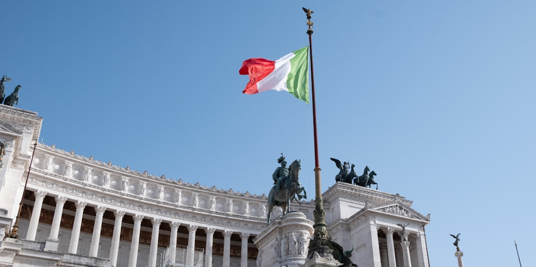 Rappresentazione visiva dell'articolo: Fitch promuove l’Italia a BBB+: perché è una buona notizia (ma non una bacchetta magica)